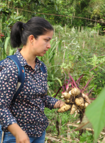 Nelly Victoria Giraldo holding vegetables