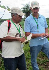 Climaco Marciaga and Jose Olguín González discuss restoration strategies during an ELTI field course on tropical forest restoration